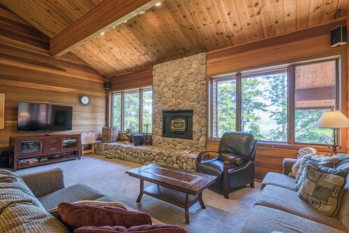 Mammoth Lakes getaway - walking distance to the slopes