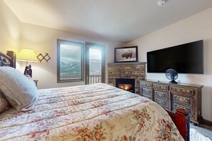 3 bedrooms, WiFi, bed sheets - Well-appointed, ski-in/out condo with hot tub, mountain view, & deck (Mammoth Lakes)