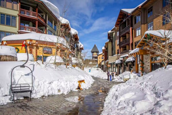 Property grounds - Well-appointed, ski-in/out condo with hot tub, mountain view, & deck (Mammoth Lakes)