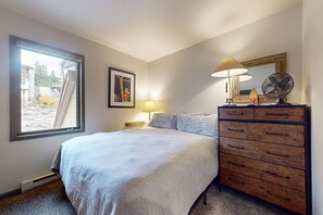 3 bedrooms, WiFi, bed sheets - Well-appointed, ski-in/out condo with hot tub, mountain view, & deck (Mammoth Lakes)