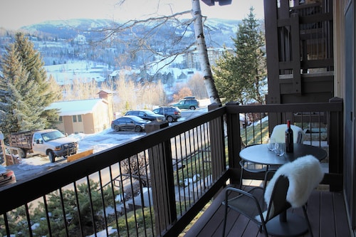 2 Bed 2 Full Bath, W/D in unit, walk to ski lift! ✷EXTRA Bunk Bed