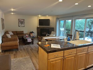 تلفزيون ذكي، مدفأة، كُتُب، ستيريو