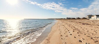 Quiet private Centerville cottage, walk to beach, central A/C, parking pass.
