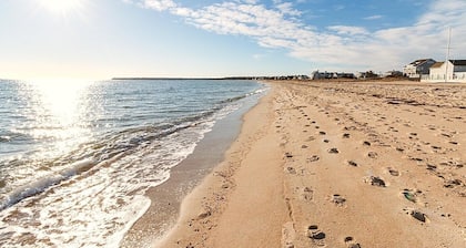 Quiet private Centerville cottage, walk to beach, central A/C, parking pass.
