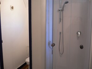 Dusch, handdukar och toalettpapper