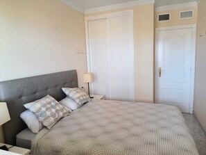 2 habitaciones, tabla de planchar con plancha, cunas y wifi gratis 