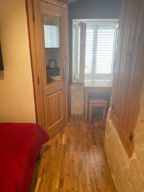 1 bedroom, free WiFi, bed sheets - Eddie Sea View Rooms - Mini Double Room with Street View (3rd Floor) (Dubrovnik)