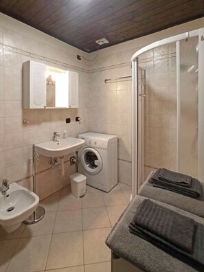 Douche, sèche-cheveux, bidet, serviettes fournies