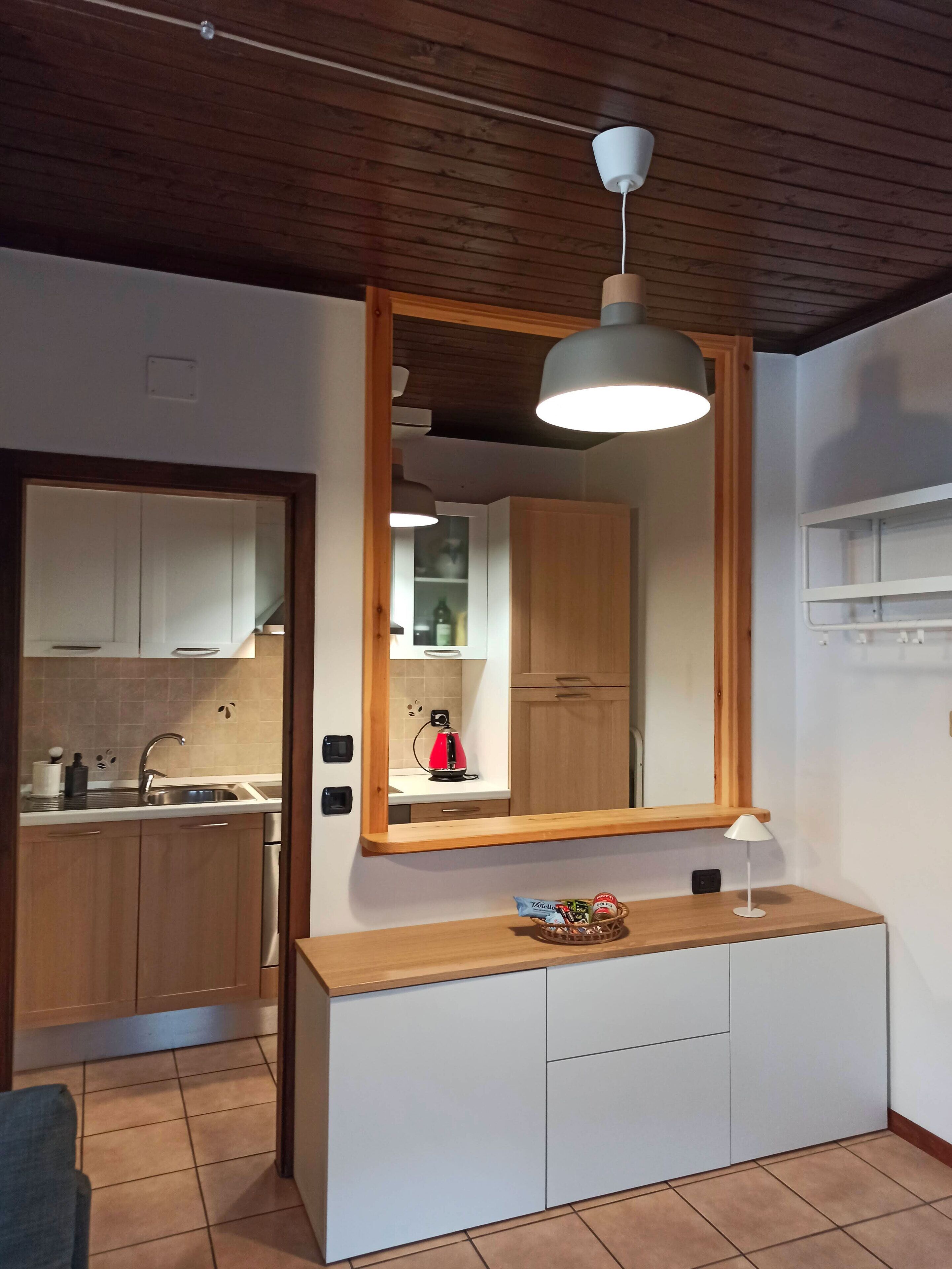 Kühlschrank, Ofen, Herdplatte, Wasserkocher mit Kaffee-/Teezubehör