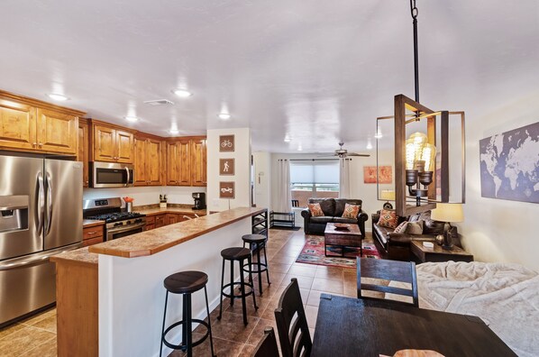 Refrigerador, microondas, horno, placa de cocina