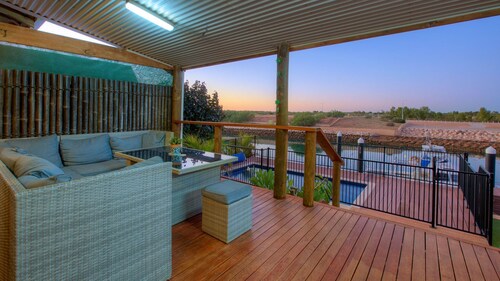 The Sanctuary - The house with everything. Swimming pool, free Wifi and a Jetty!