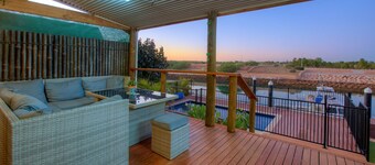 The Sanctuary - The house with everything. Swimming pool, free Wifi and a Jetty!