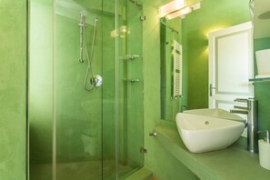 Shower, hair dryer, towels, soap - Lake-view apartment Alloro (Gardone Riviera)