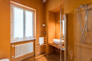 Douche, sĂšche-cheveux, serviettes fournies, savon