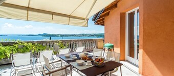 Lake-view apartment Alloro