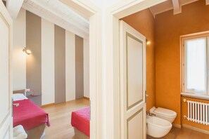 Regadera, secadora de cabello, toallas, jabón 