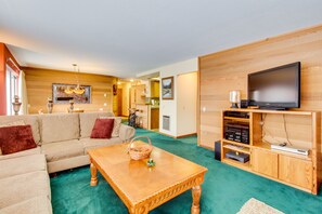 TV, peis, DVD-spiller og stereoanlegg