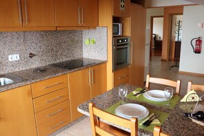 Refrigerador, microondas, horno, tetera/pava eléctrica
