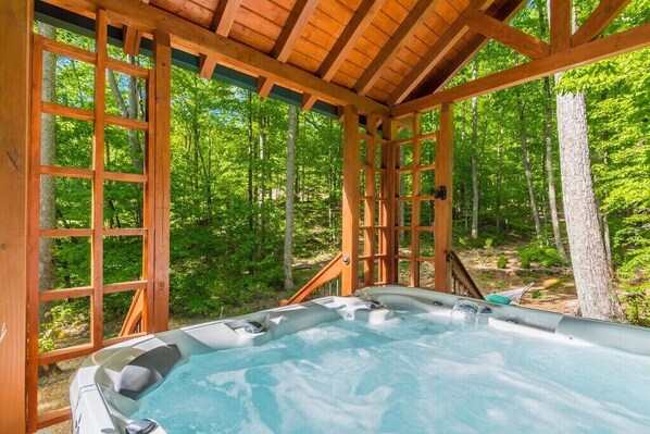 Outdoor spa tub