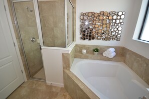 Baignoire, séchoir à cheveux, serviettes fournies
