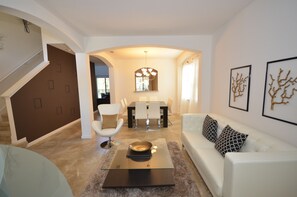 Smart TV, videojuegos, futbolito, libros