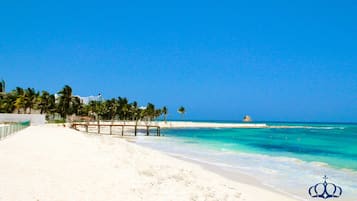Plage à proximité, chaises longues, serviettes de plage