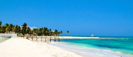 Nära stranden, solstolar och strandhanddukar