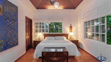 6 chambres, coffres-forts dans les chambres, bureau