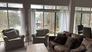 Smart TV, fireplace, ping pong - Nero's Point Lake Martin  Home
Pet friendly, Great for Football Weekends (Eclectic)