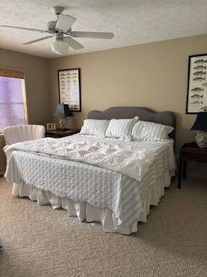 3 bedrooms, iron/ironing board, travel crib, free WiFi - Nero's Point Lake Martin  Home (Eclectic)
