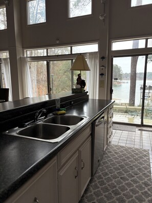 Mikrobølgeovn, ovn, kokeplater og oppvaskmaskin