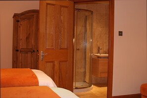 2 عدّة غرف نوم ومكواة/لوح كي وسرير سفر وواي فاي