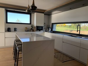 Réfrigérateur, four à micro-ondes, un four, surface de cuisson