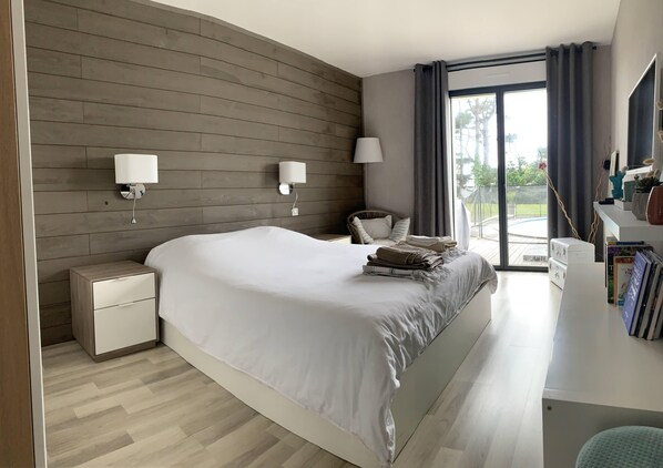 4 habitaciones, tabla de planchar con plancha y cuna de viaje 