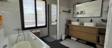 Bathtub, hair dryer, towels, toilet paper
