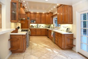 Fridge, microwave, oven, stovetop - A Luxury Home with Pool, Spa, and Mini-golf (Los Angeles)