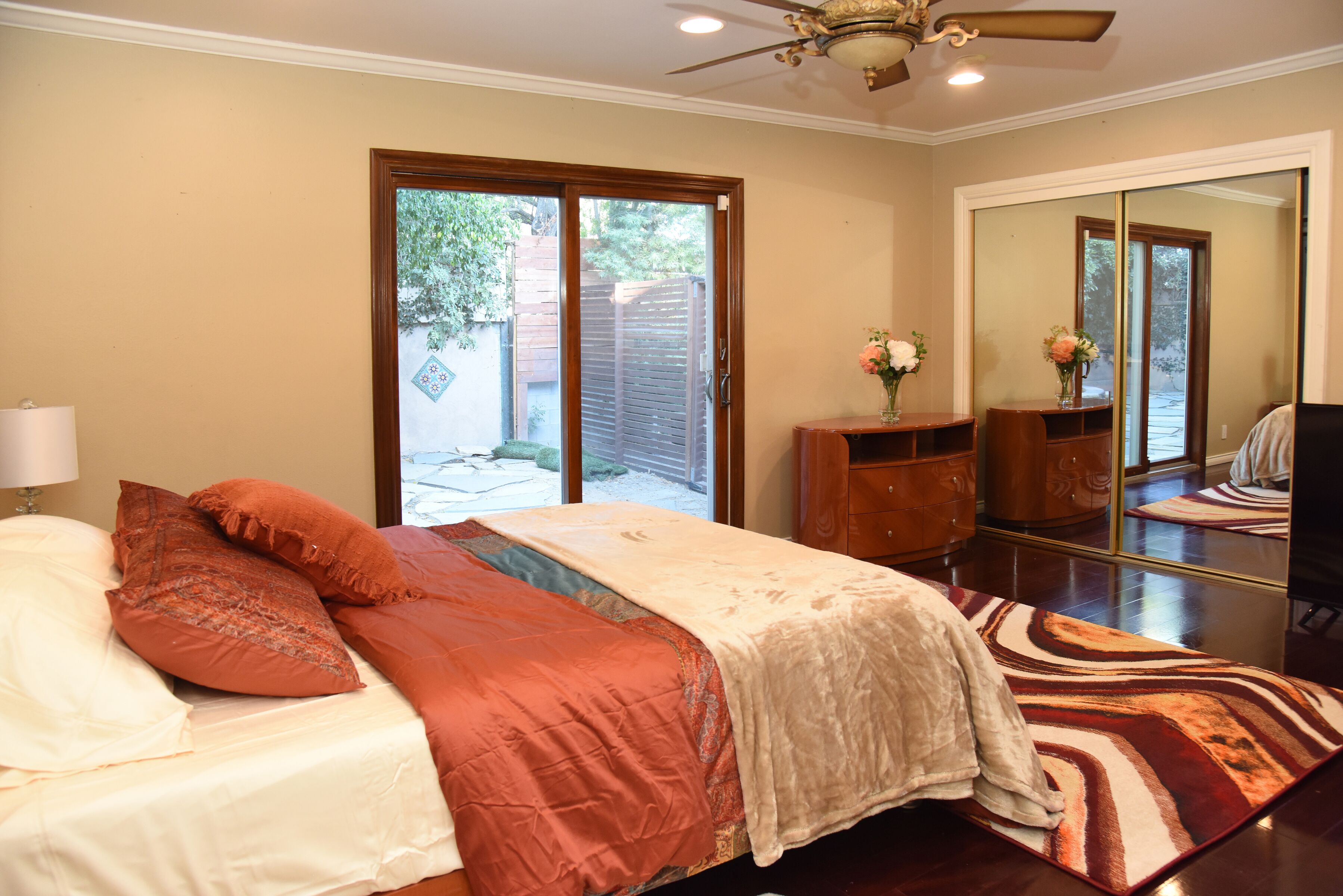4 bedrooms, desk, iron/ironing board, WiFi (free)