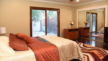 4 bedrooms, desk, iron/ironing board, WiFi (free)