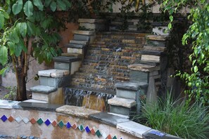 Property grounds - A Luxury Home with Pool, Spa, and Mini-golf (Los Angeles)