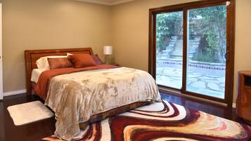 4 bedrooms, desk, iron/ironing board, free WiFi