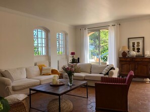 Fernseher, Kamin, Videospiele, DVD-Player