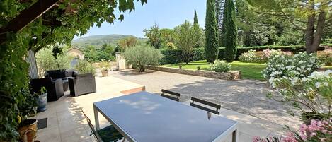 تناول الطعام بالخارج