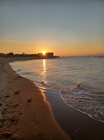 Beach nearby, sun-loungers, beach towels. Cozy Beach Home in Oceanview