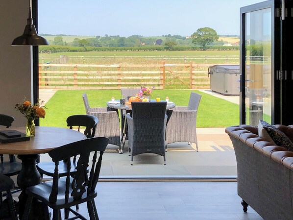 Outdoor dining - The Old Dairy - UK31253 (Pickering)