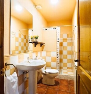 Douche, sĂšche-cheveux, serviettes fournies, papier toilette