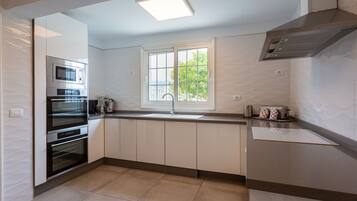 Køleskab, mikrobølgeovn, ovn, kogeplade