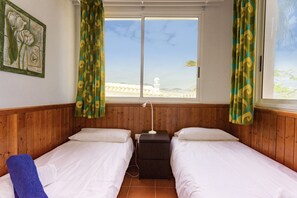 10 quartos, ferros/tábuas de passar roupa, berço de viagem