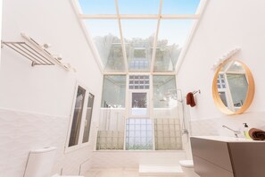 Combined shower/tub, hair dryer, towels