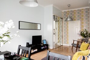 TV, DVD player, books - Marvelous 2 Bedroom 1 Bathroom Apartment in Camden Town (London)