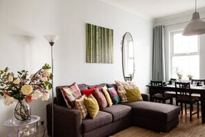 TV, DVD player, livros